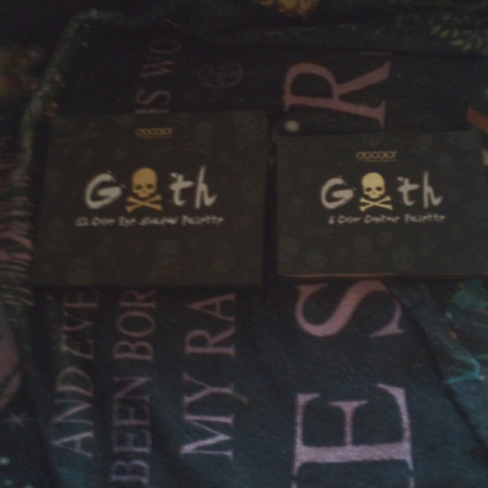 Eyeshadow palette and bronzer